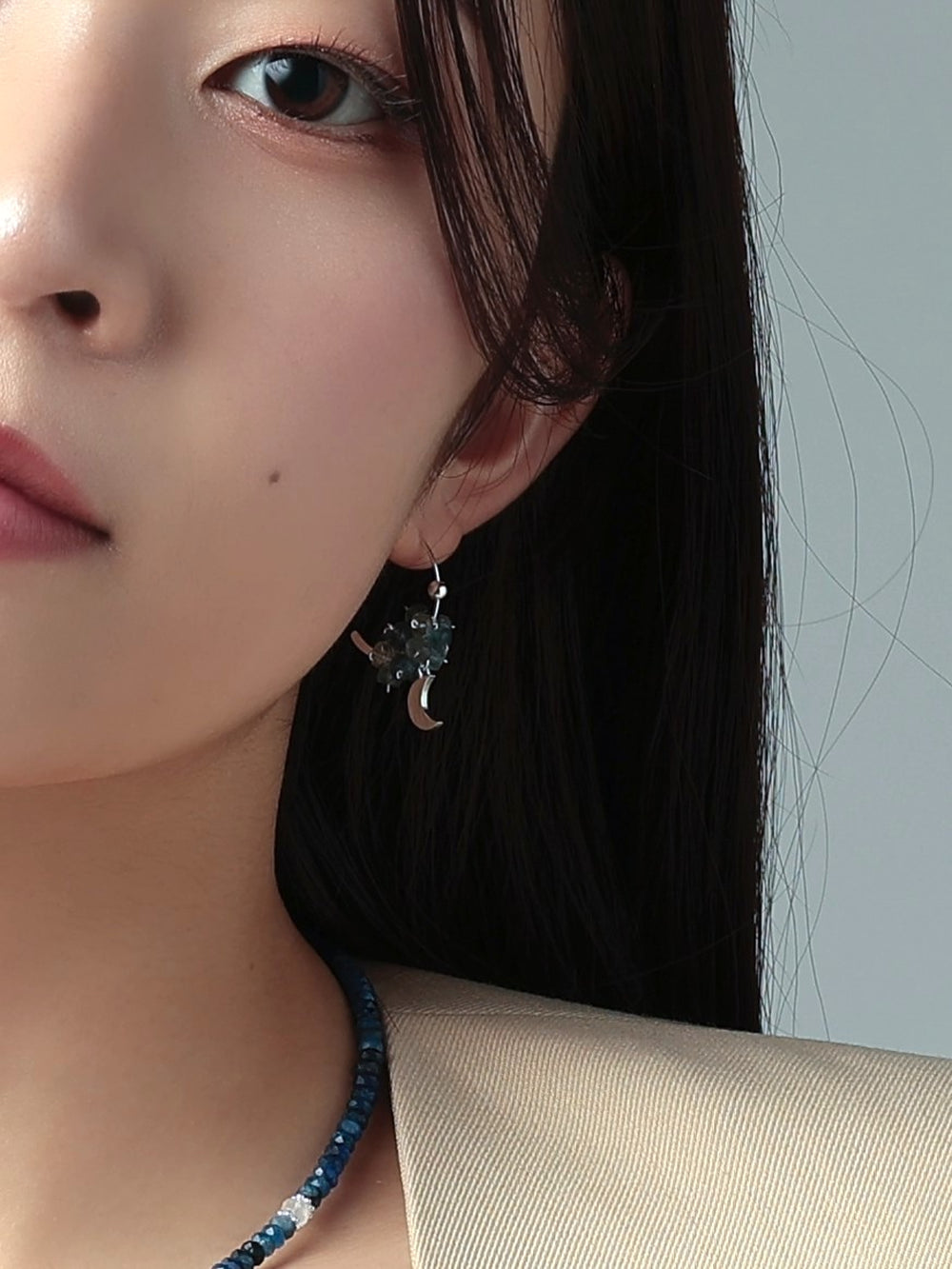 アクアマリン フープピアス シンプルなディスプレイ画像 知的な印象のアクセサリー