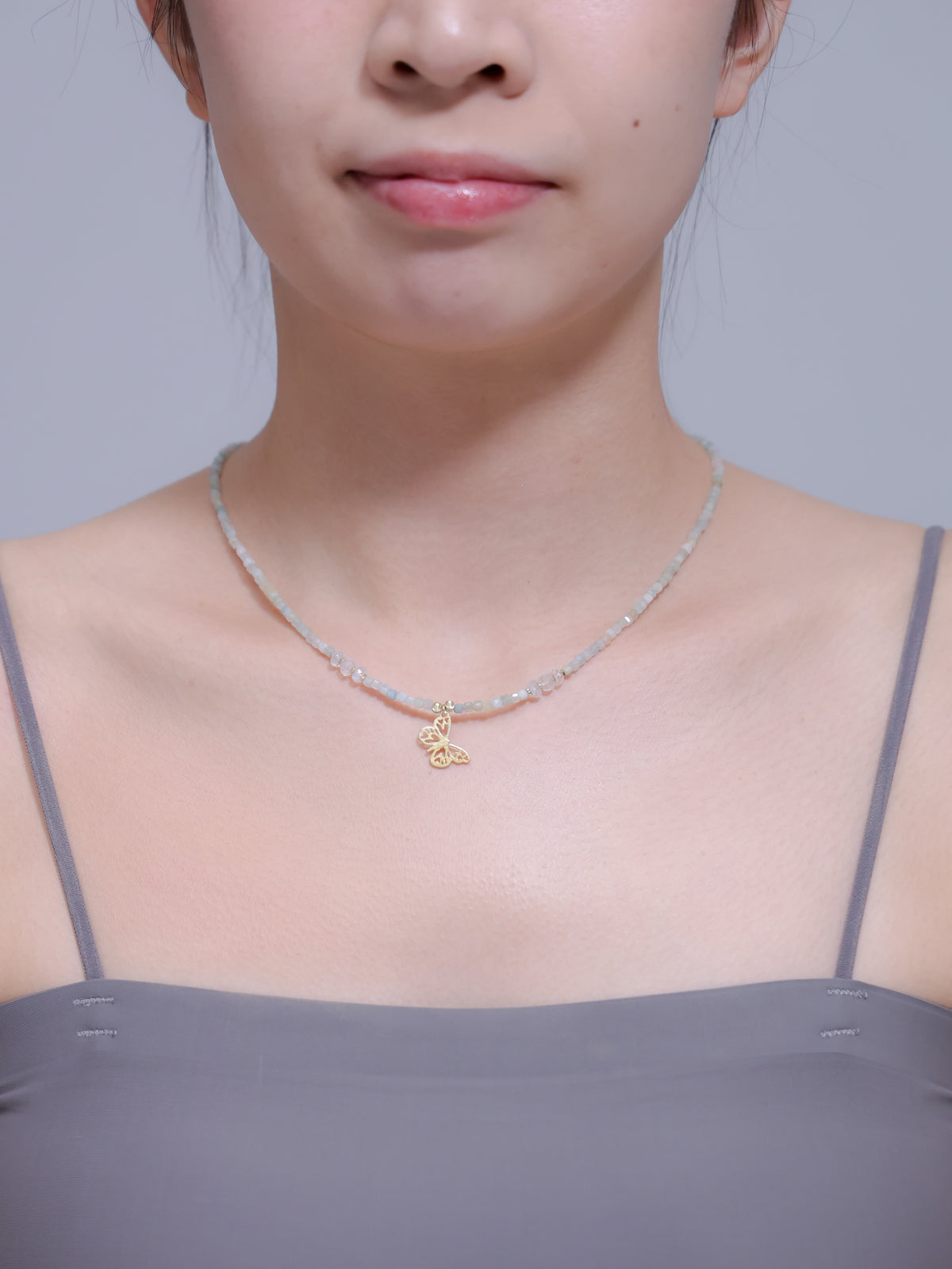 正面からの着用スタイル。主張しすぎない上品なサイズ感で、オフィスやデートなど幅広いシーンで使える「春霞の蝶」ネックレス。