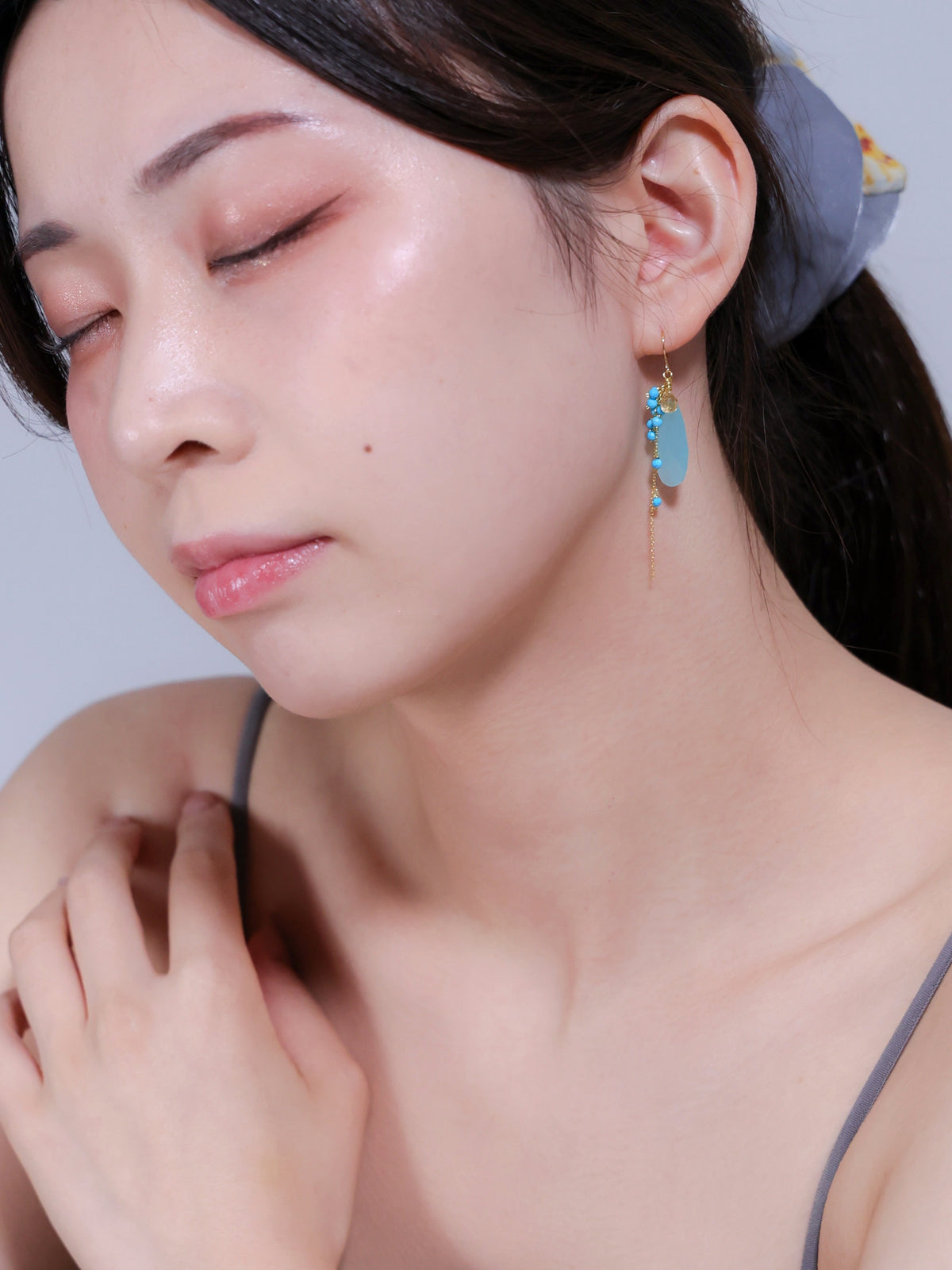 揺れる ピアス 着用画像 伏し目 爽やか 大人可愛い 雰囲気