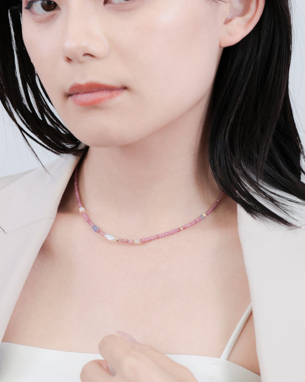ピンクトルマリンとタンザナイトのネックレスを着けた首もと