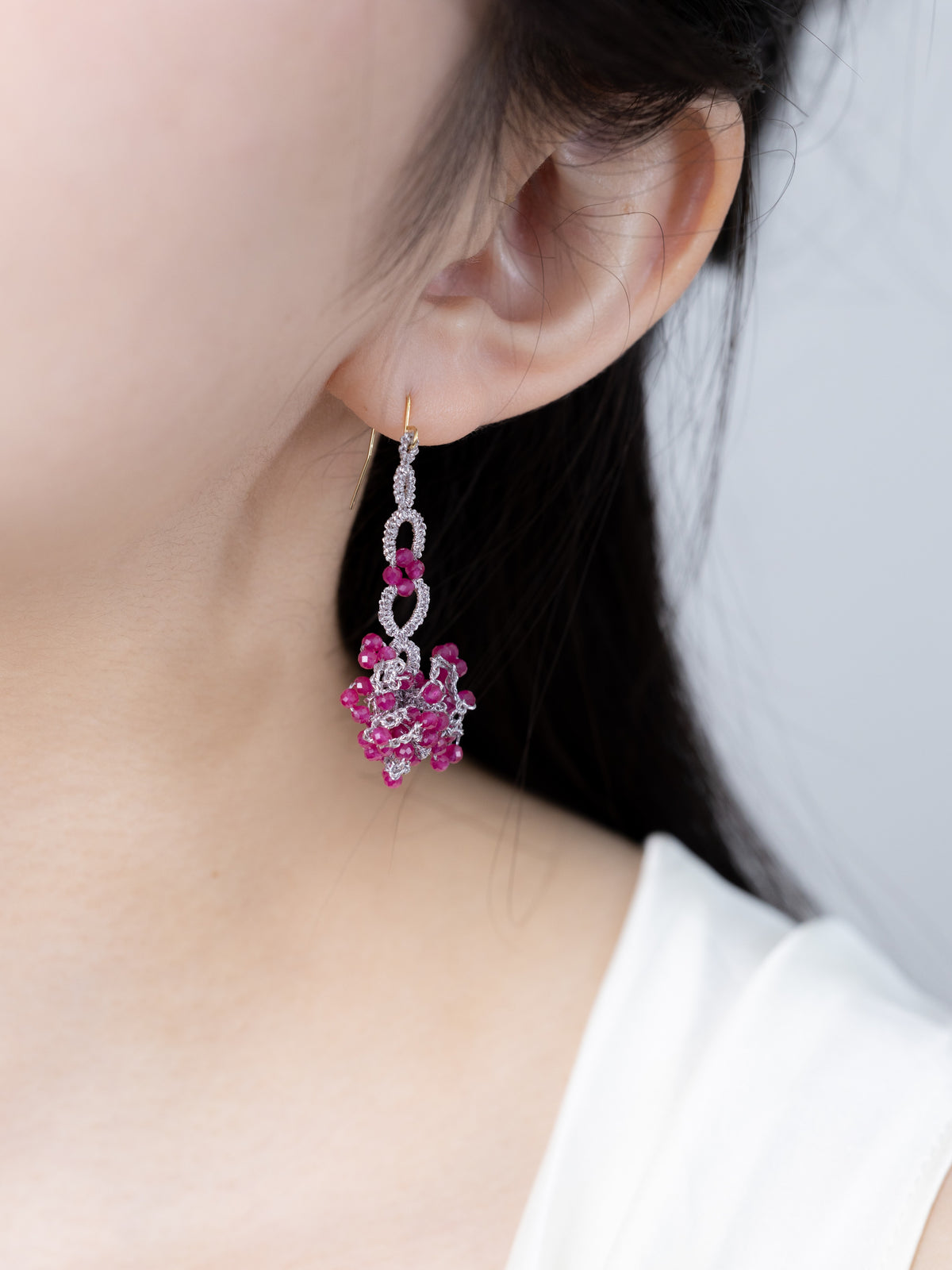 ルビー × 高輝度メタリック糸 クロッシェ ロングピアス/イヤリング - 【情熱の華】金具変更可
