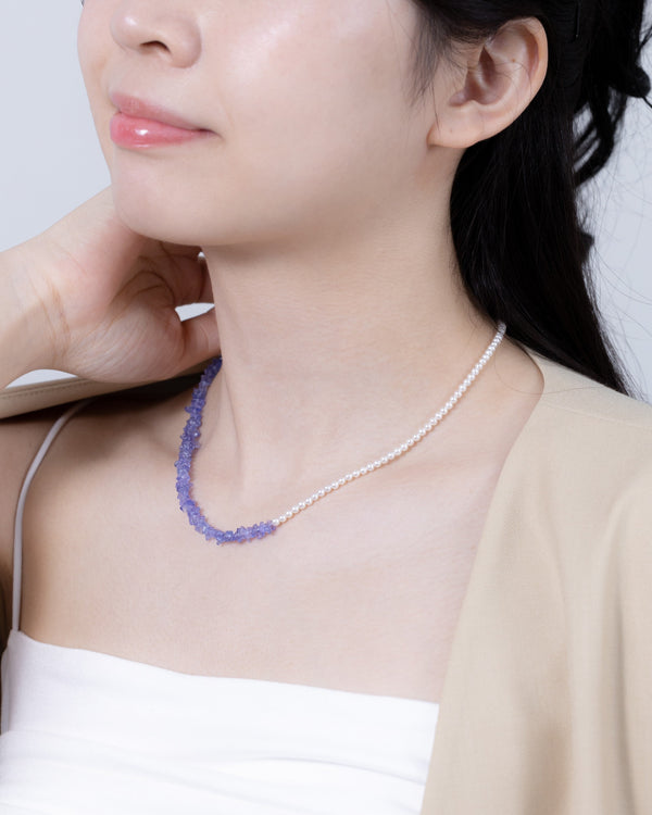 タンザナイト & 淡水パール ネックレス〈薄明の空〉の着用イメージ