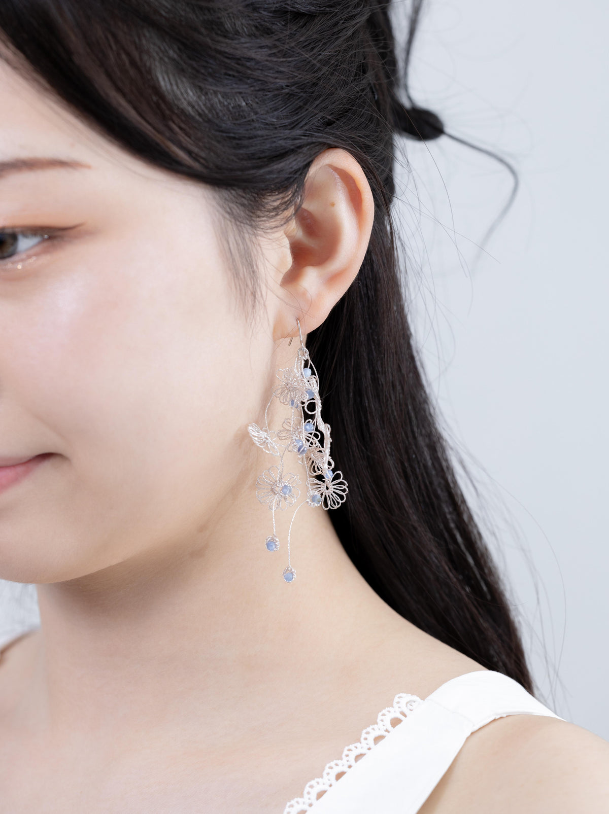 天然石 ピアス 【銀糸に咲く紺青】カイヤナイト × タティングレース 手編み|神戸アトリエ LUCINE