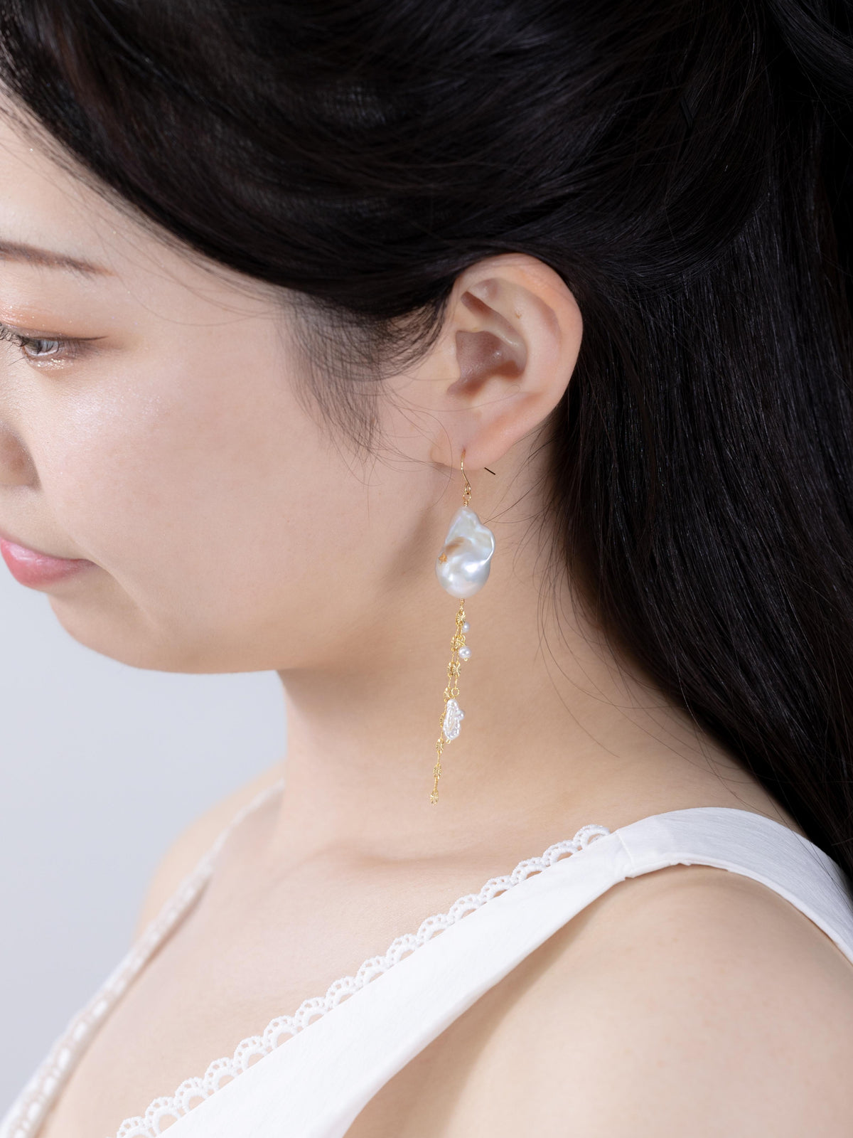 バロックパール ロング ピアス/イヤリング - 【白雲のワルツ】大粒の輝きと金色の雨 / 6月誕生石 (14KGF/SV925/316L)