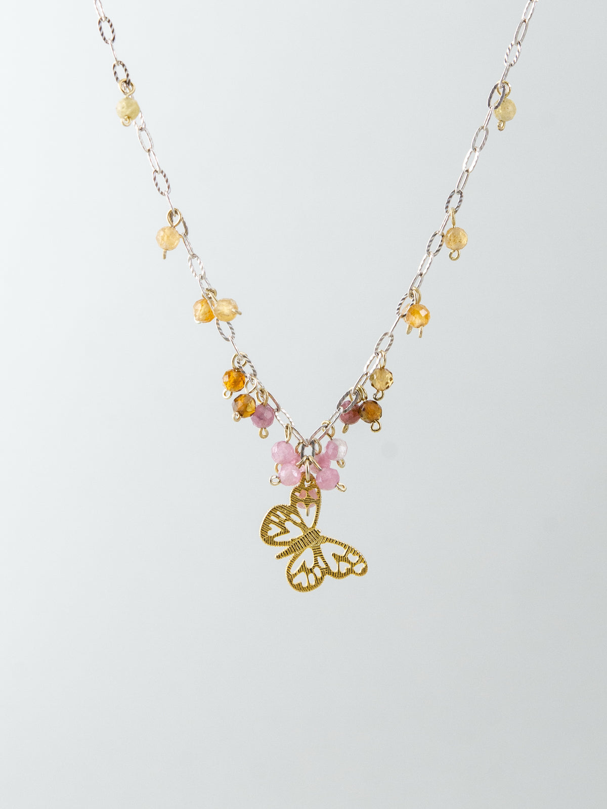 トルマリン & バタフライ チェーンネックレス - 【花に舞う蝶】。ピンクトルマリンとイエロートルマリンの小花と金の蝶が舞う、SV925製ミックスメタルアクセサリー。