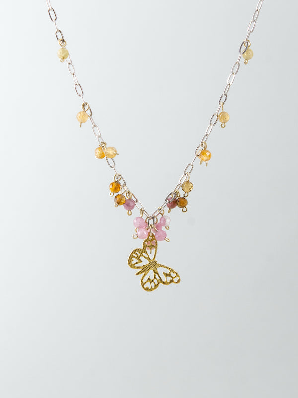 トルマリン & バタフライ チェーンネックレス - 【花に舞う蝶】。ピンクトルマリンとイエロートルマリンの小花と金の蝶が舞う、SV925製ミックスメタルアクセサリー。
