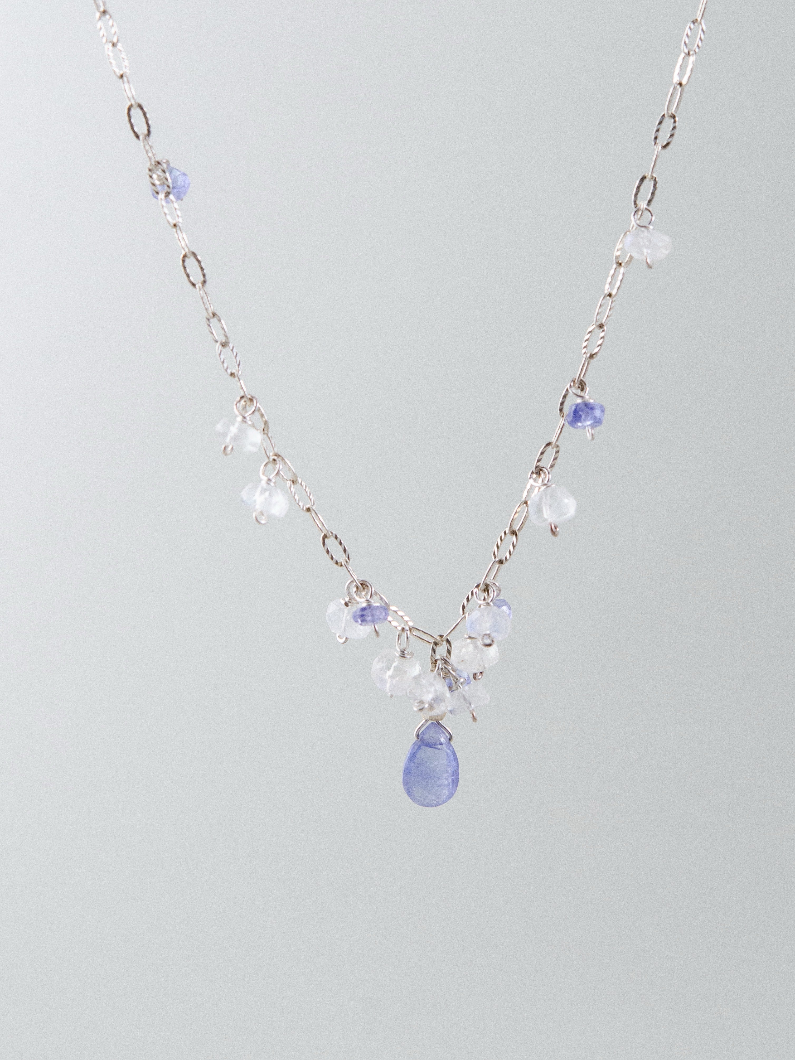 タンザナイト & ムーンストーン チェーンネックレス - 【氷の涙】。青紫の雫(タンザナイト)と銀の雪(ムーンストーン)が揺れるSV925製Y字ネックレス。