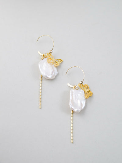 平たいバロックパールと金の蝶が下がるフープピアス