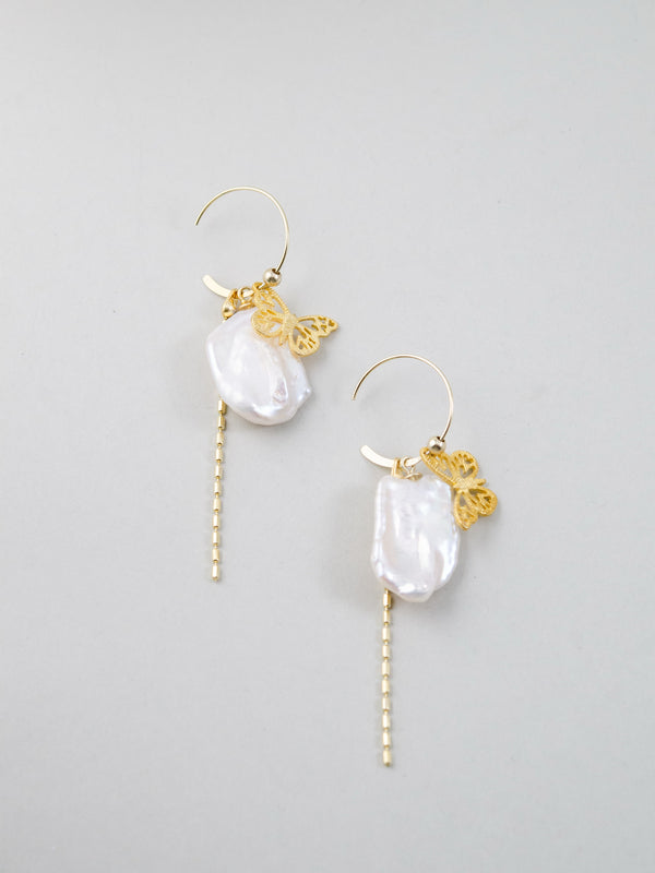 淡水バロックパール & バタフライ フープピアス - 【白蝶のワルツ】。大粒の変形パールと金の蝶が舞う、揺れるチェーン付きSV925(K14GP)製耳飾り。