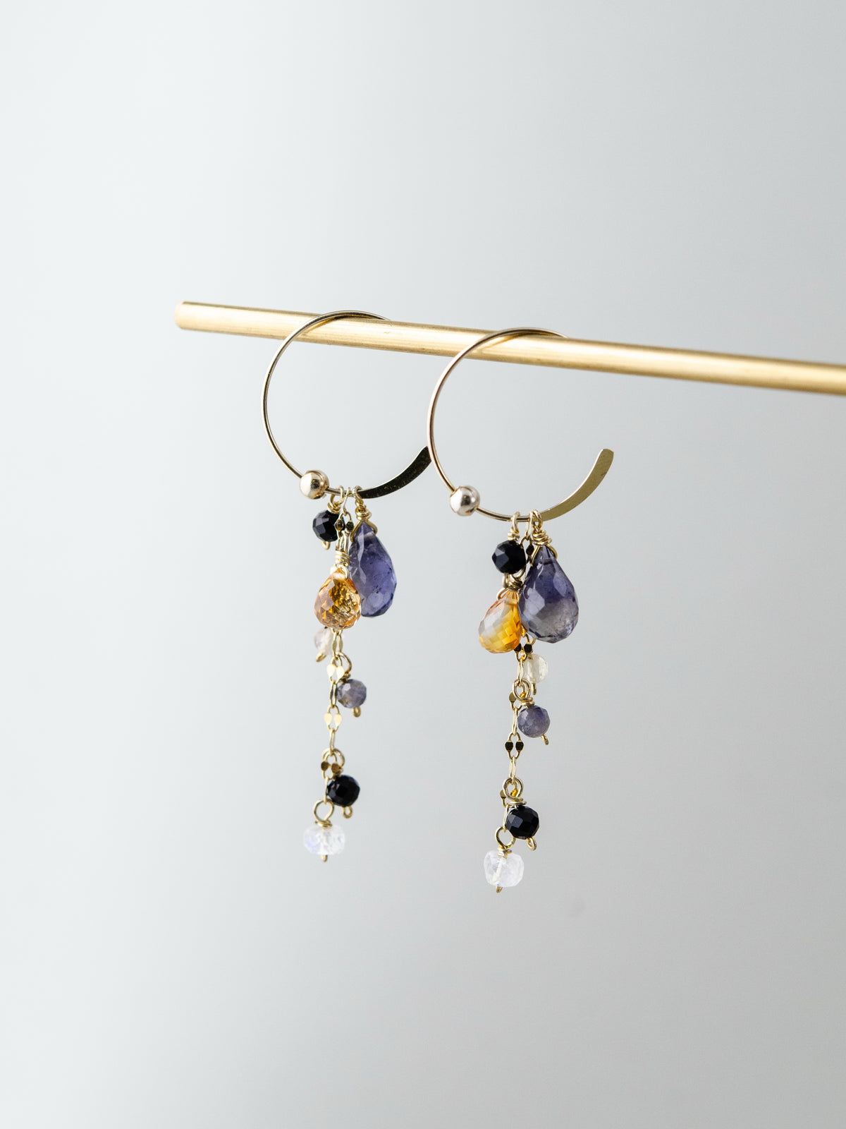 アイオライト & シトリン ピアス - 【宵闇の灯火】。静寂の青(アイオライト)と希望の光(シトリン)が灯る、SV925(K14GP)製フープピアス。