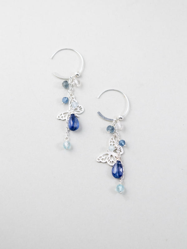 カイヤナイト & バタフライ フープピアス - 【夜空を舞う蝶】。深青の雫(カイヤナイト)と銀の蝶が揺れる、アクアマリンを添えたSV925製耳飾り。