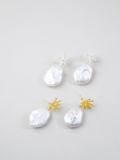 淡水バロックパール スターバースト ピアス〈線香花火〉シルバーとゴールドの平置き