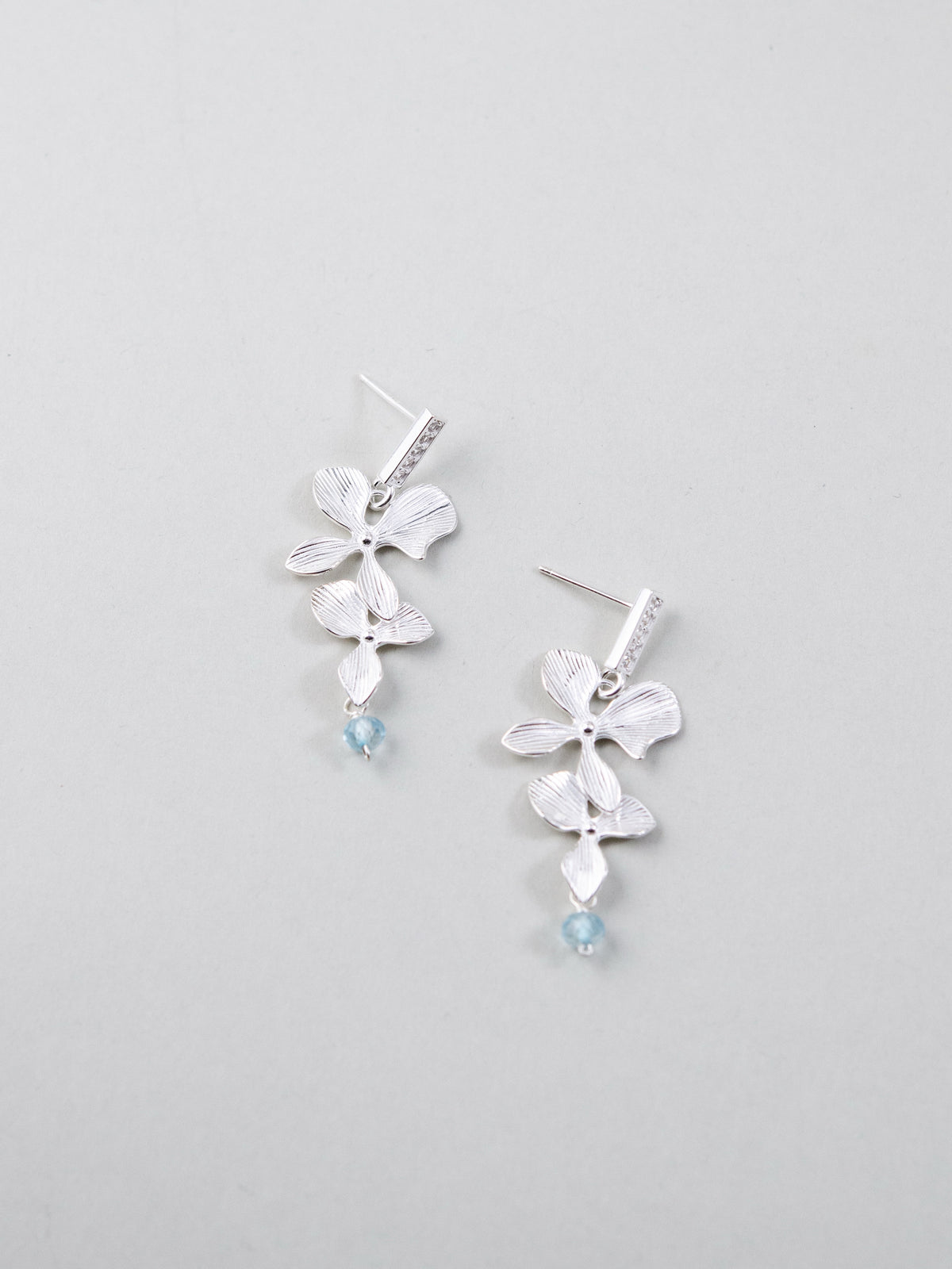 アクアマリン 2連フラワー ピアス〈花重ね〉SV925。四枚花弁の花が上下に二輪