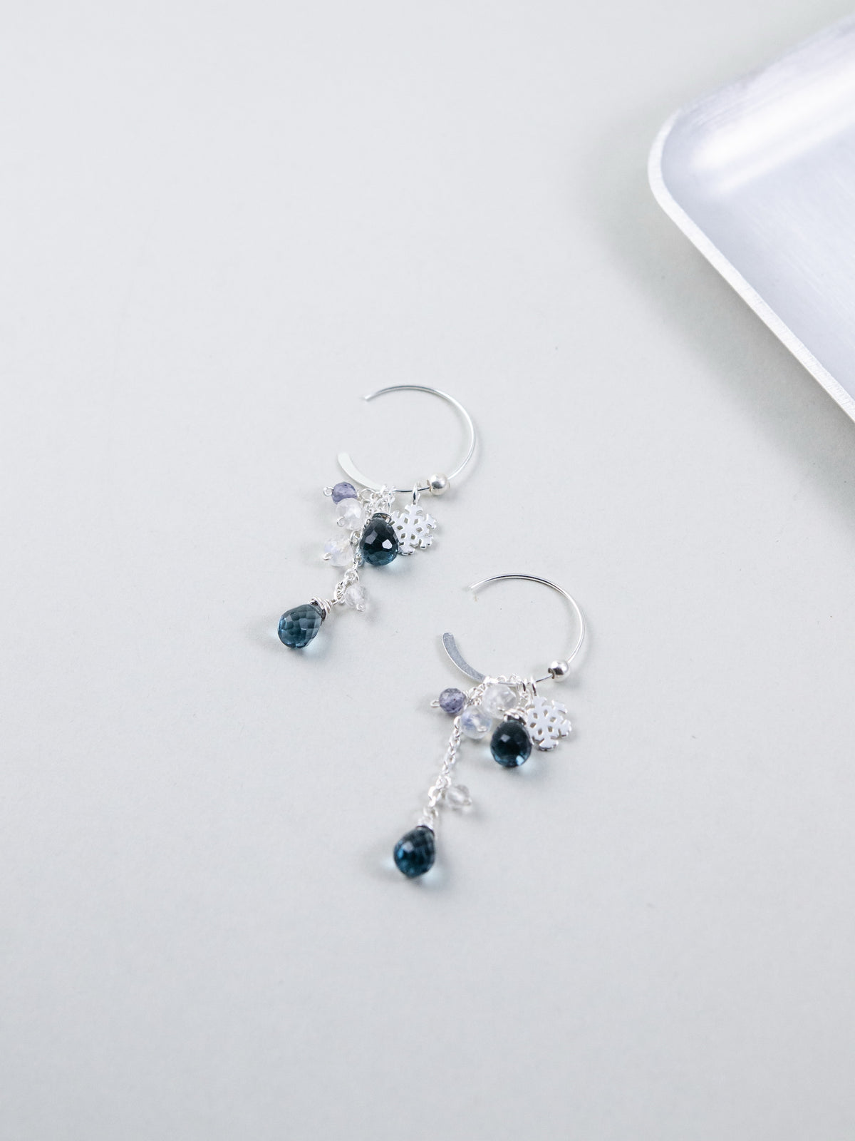 ロンドンブルートパーズ & スノーフレーク フープピアス - 【深蒼の雪景色】。深い青のトパーズと銀の雪の結晶が輝く、SV925製耳飾り。