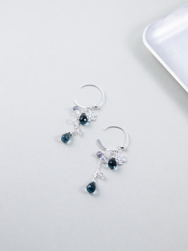 ロンドンブルートパーズ & スノーフレーク フープピアス - 【深蒼の雪景色】。深い青のトパーズと銀の雪の結晶が輝く、SV925製耳飾り。