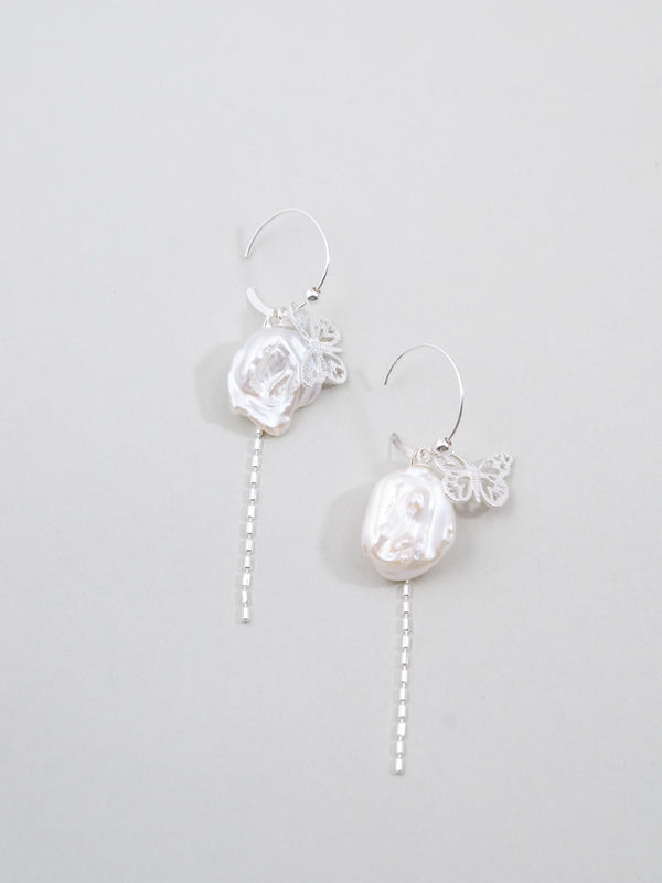 淡水バロックパール & バタフライ フープピアス - 【銀の白蝶】。大粒の変形パールと銀の蝶が舞う、揺れるチェーン付きSV925製耳飾り。