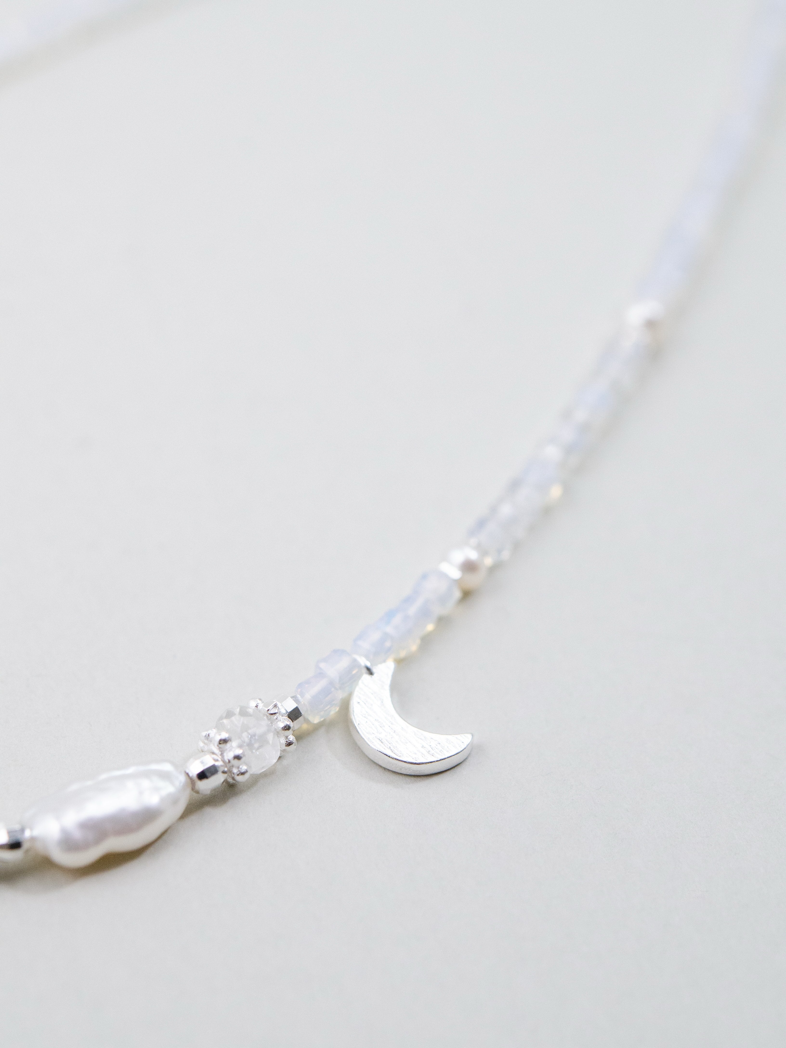 銀の月チャーム 詳細画像 オパールとムーンストーンの純白のコントラスト