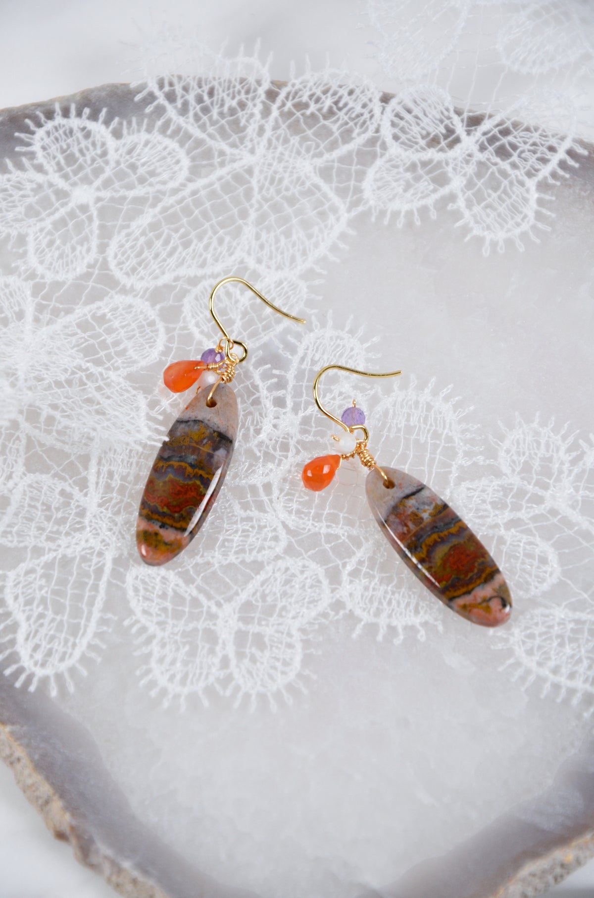 一点もの レッドブラウンアゲート & 彩り天然石 ピアス〈大地の風景画〉- 天然石 14KGF