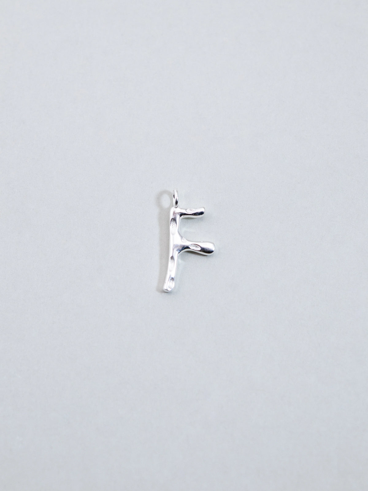 淡水パール ネックレス〈あなたの一文字〉26 文字から選べる SV925 / LUCINE 独自 ハンドハンマー ゴールド / 6 月誕生石|神戸アトリエ LUCINE