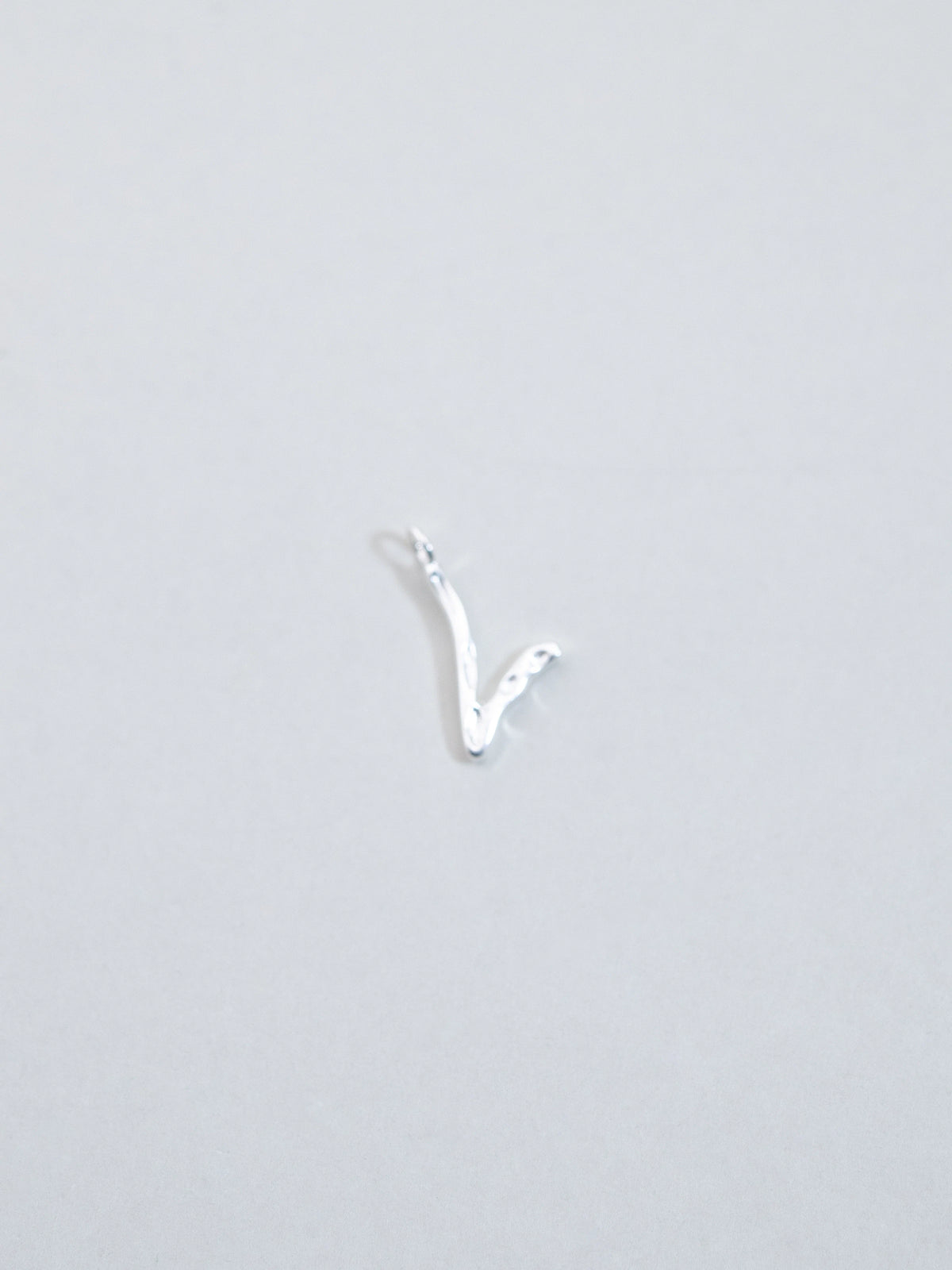淡水パール ネックレス〈あなたの一文字〉26 文字から選べる SV925 / LUCINE 独自 ハンドハンマー ゴールド / 6 月誕生石|神戸アトリエ LUCINE