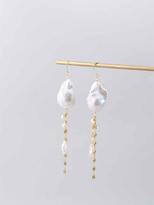 バロックパール ロング ピアス/イヤリング - 【白雲のワルツ】大粒の輝きと金色の雨 / 6月誕生石 (14KGF/SV925/316L)