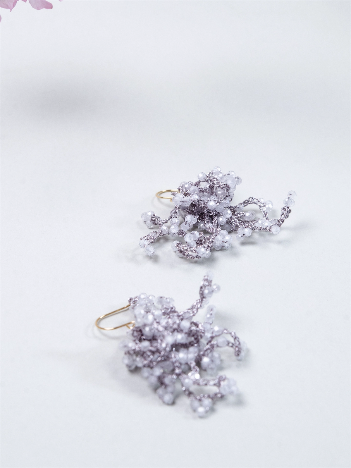ホワイトジルコン ピアス/イヤリング〈雪華の房〉銀糸のタティングレース 手編み / 選べる金具|神戸アトリエ LUCINE