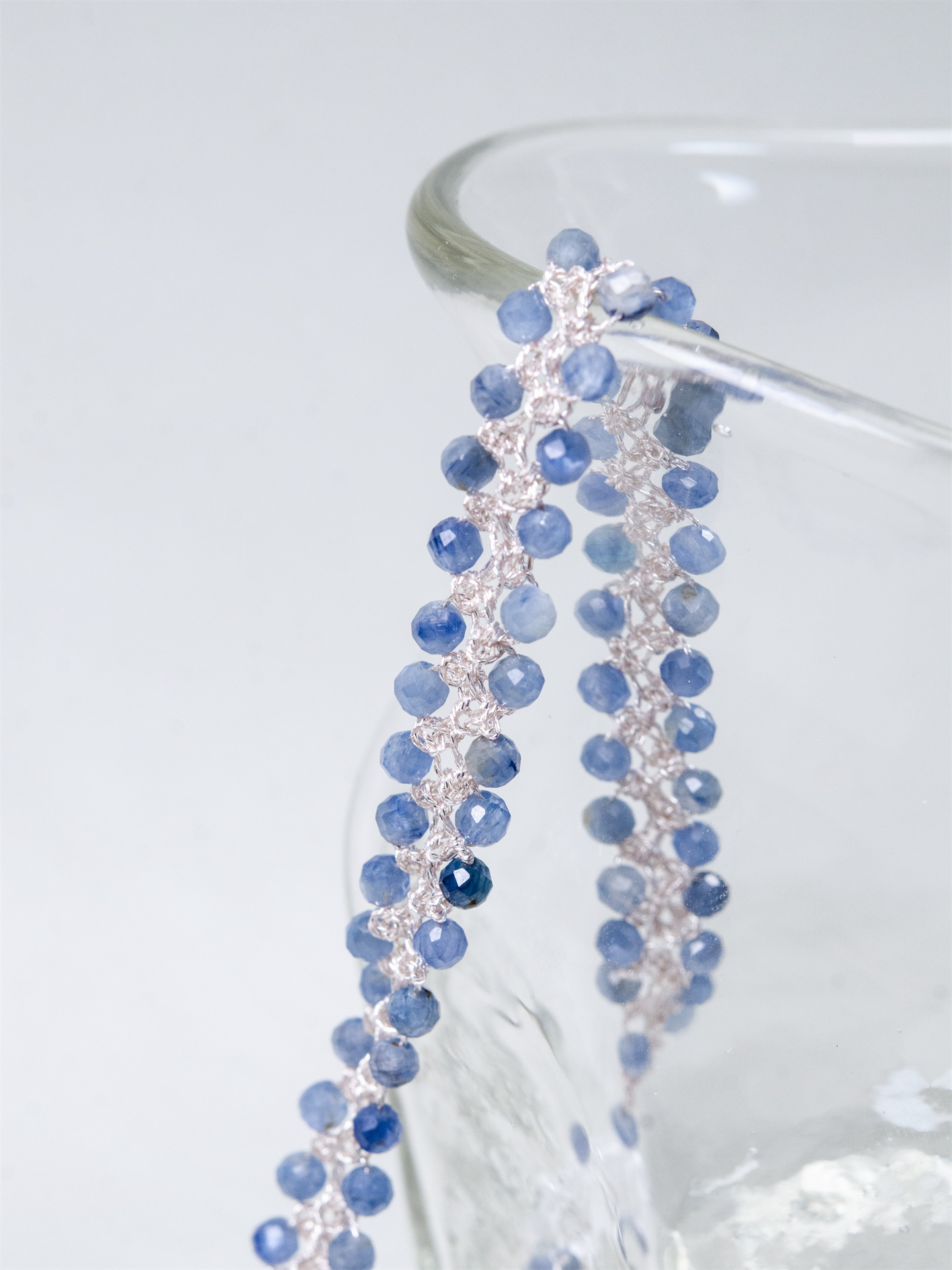 カイヤナイト クロッシェ ショートネックレス - 【氷の華】高輝度メタリックコード / 40cm