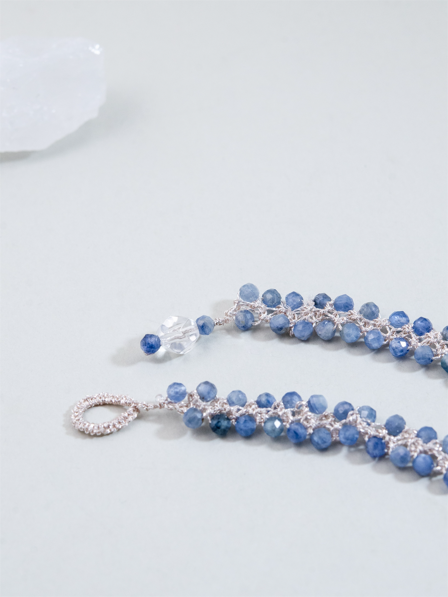 カイヤナイト クロッシェ ショートネックレス - 【氷の華】高輝度メタリックコード / 40cm