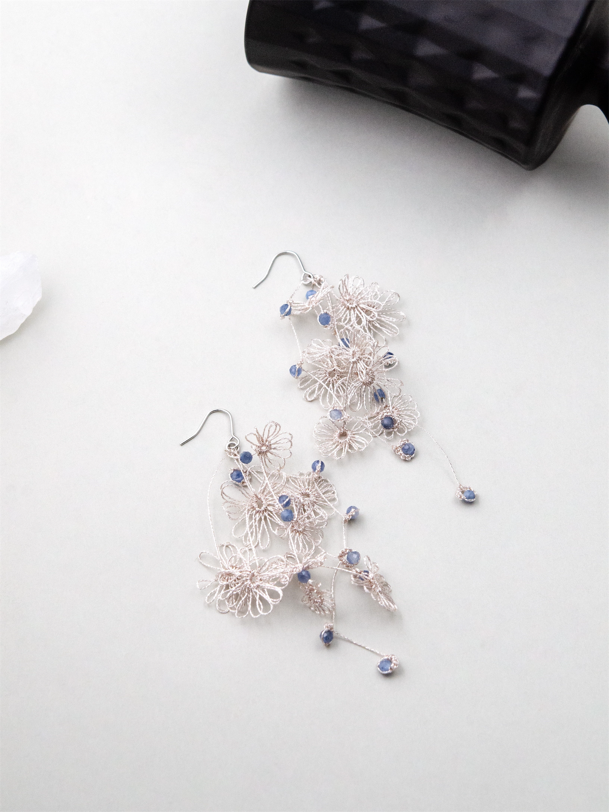 天然石 ピアス 【銀糸に咲く紺青】カイヤナイト × タティングレース 手編み|神戸アトリエ LUCINE