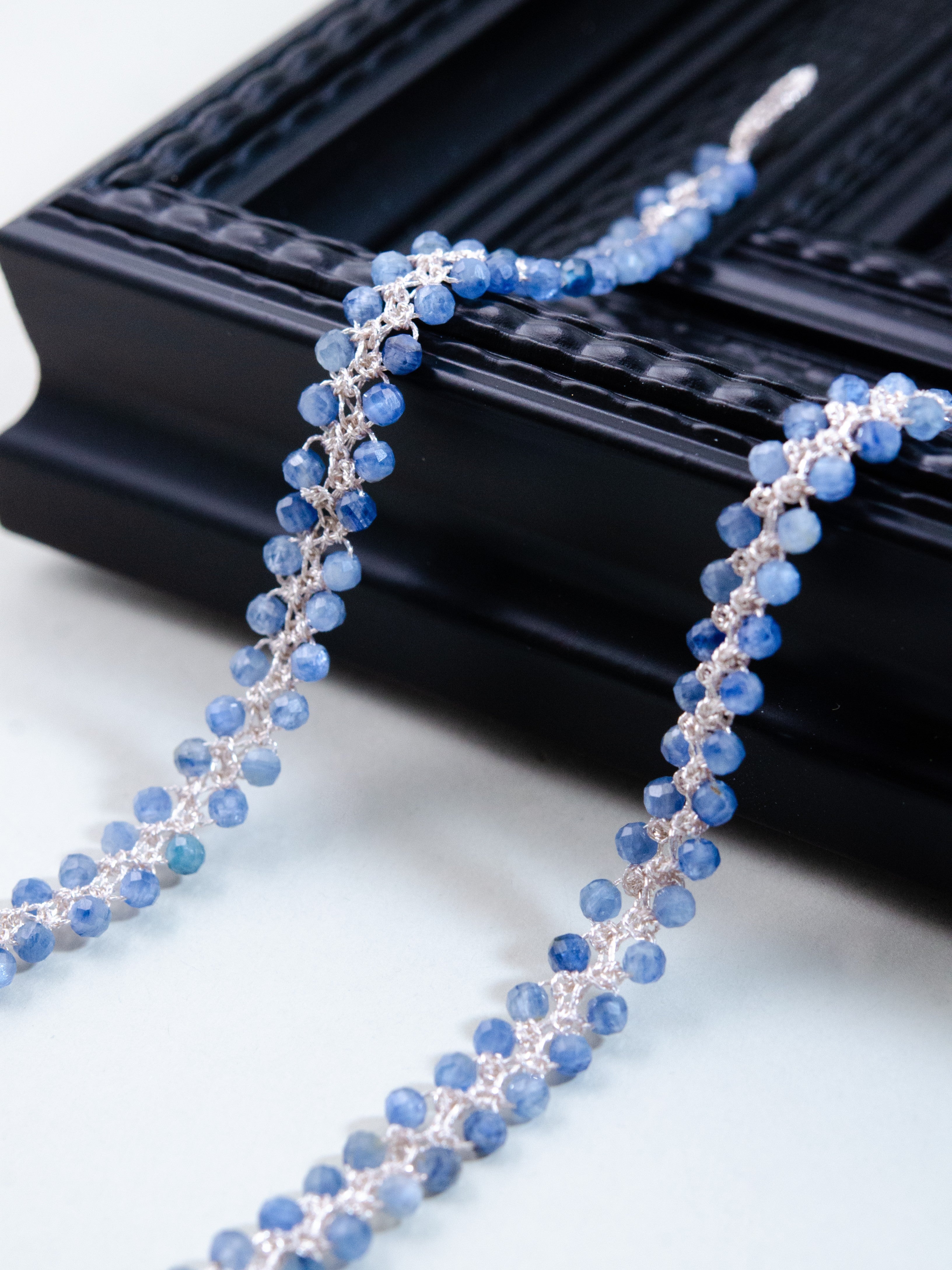 カイヤナイト クロッシェ ショートネックレス - 【氷の華】高輝度メタリックコード / 40cm