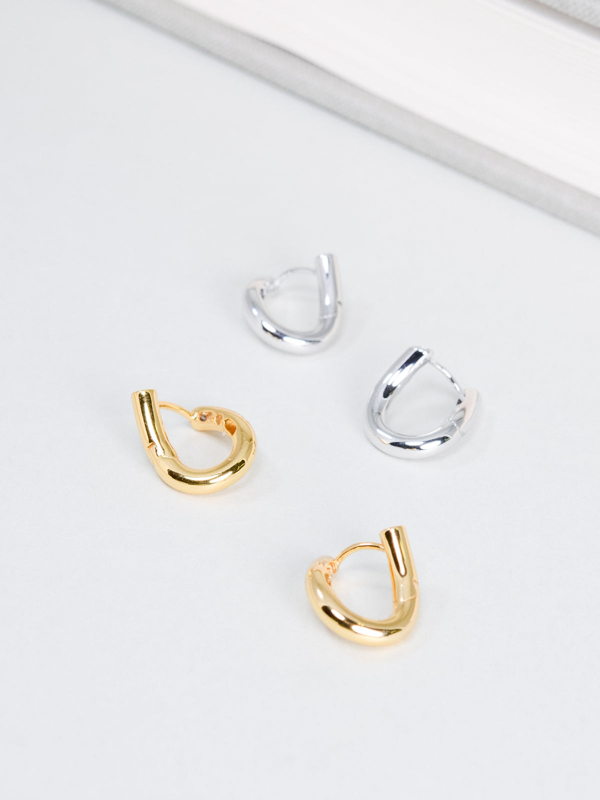 ツイスト フープピアス〈光の輪郭〉18Kゴールド/プラチナコーティング 立体ねじれ造形|神戸アトリエ LUCINE