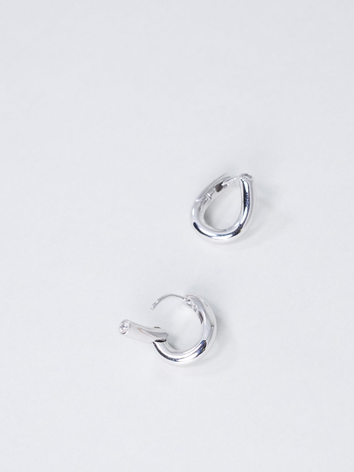 ツイスト フープピアス〈光の輪郭〉18Kゴールド/プラチナコーティング 立体ねじれ造形|神戸アトリエ LUCINE