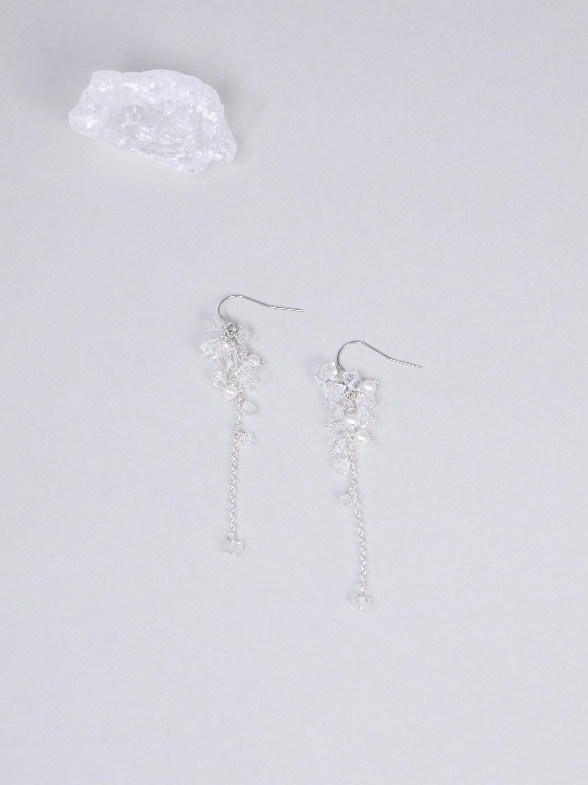 希少石 フェナカイト ロングピアス〈星屑のゆれ、耳もとに〉SV925 原石 / チェーンドロップ ユニセックス|神戸アトリエ LUCINE