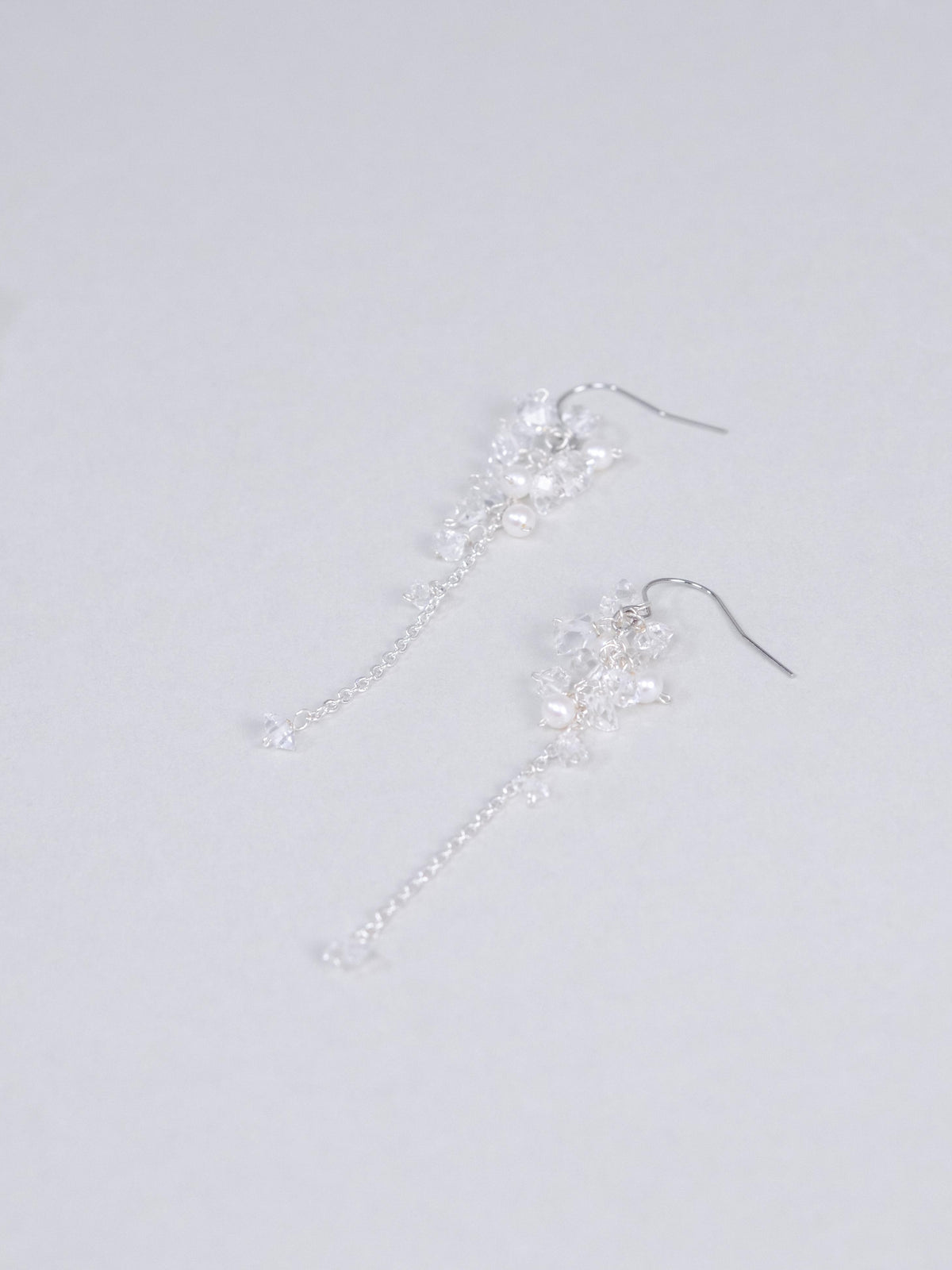 希少石 フェナカイト ロングピアス〈星屑のゆれ、耳もとに〉SV925 原石 / チェーンドロップ ユニセックス|神戸アトリエ LUCINE