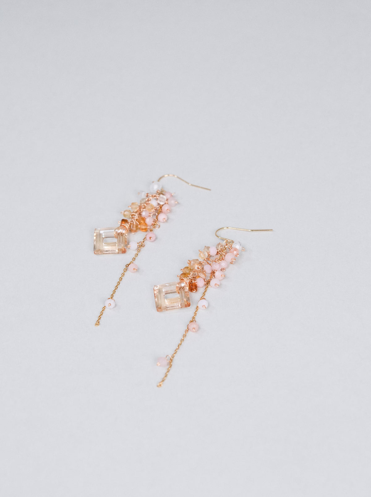 シトリン×ピンクオパール 揺れピアス〈蜜色と、花びらのあいだで〉14KGF / SV925 チェーンドロップ イヤリング対応 ユニセックス|神戸アトリエ LUCINE