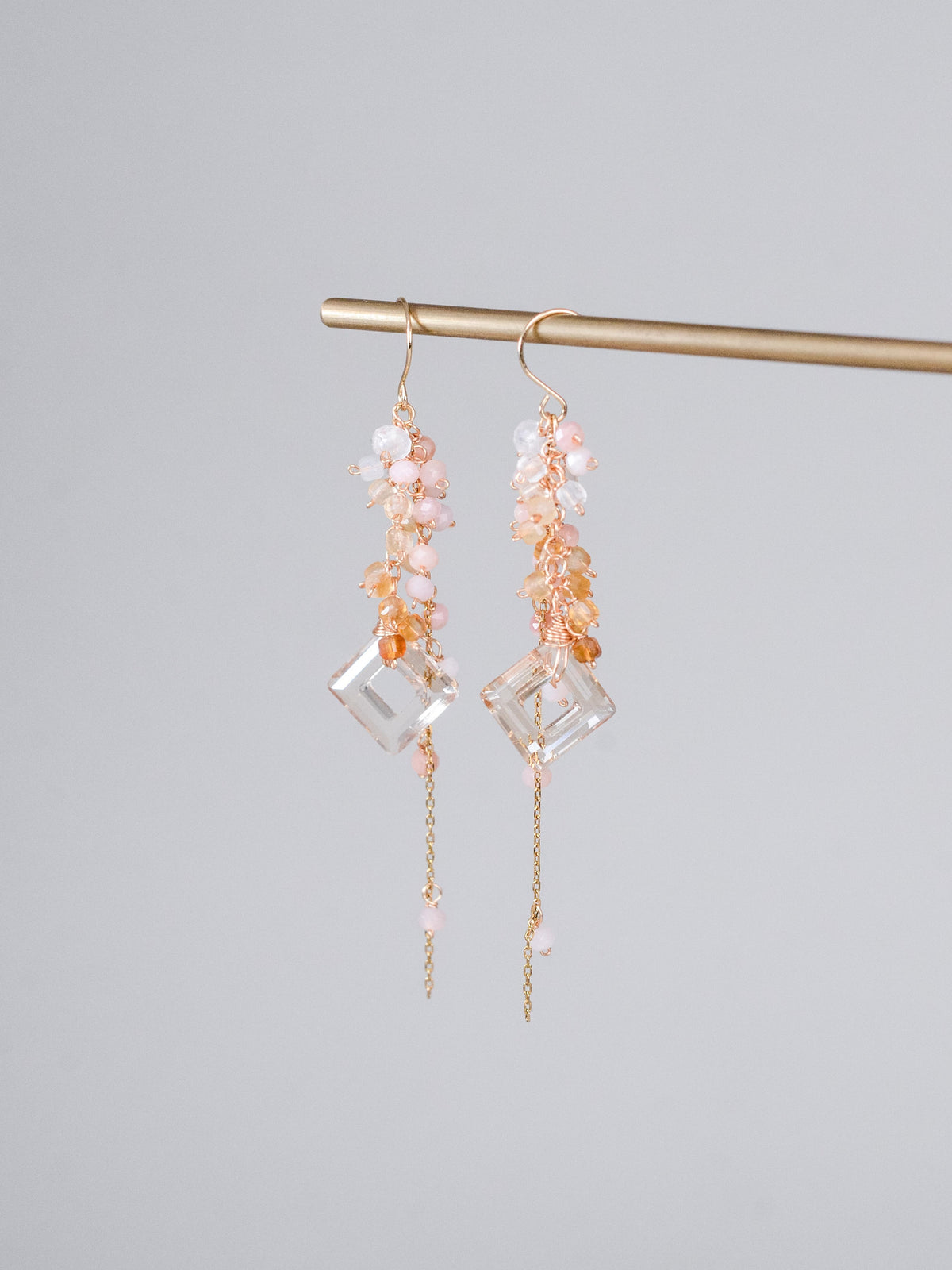 シトリン×ピンクオパール 揺れピアス〈蜜色と、花びらのあいだで〉14KGF / SV925 チェーンドロップ イヤリング対応 ユニセックス|神戸アトリエ LUCINE