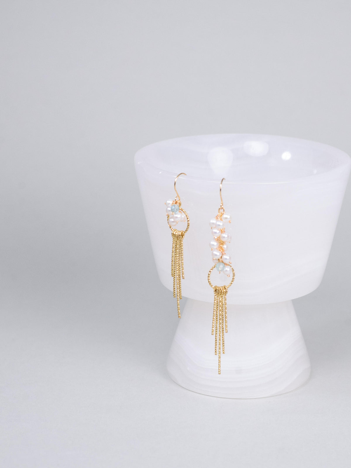 パール & アパタイト ピアス〈しずくが、こぼれるように〉14KGF/SV925/ステンレス ロングピアス / 6月誕生石 ユニセックス|神戸アトリエ LUCINE