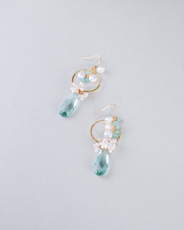 淡水パール & アパタイト ピアス〈金の輪に、白い花としずく〉全体