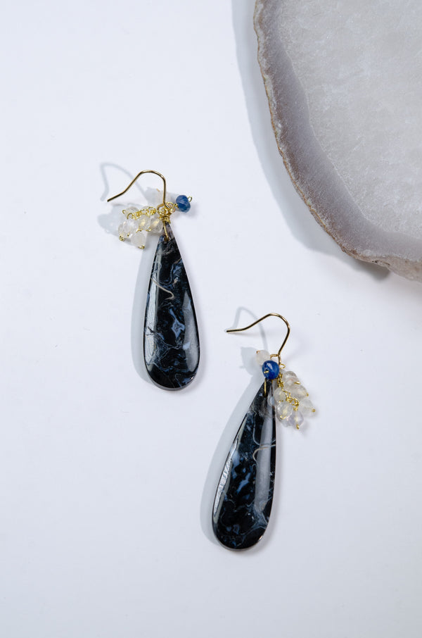 ブラックアゲート & 蒼のアクセント 揺れる ピアス〈漆黒のマーブル〉- 一点もの / 14KGF