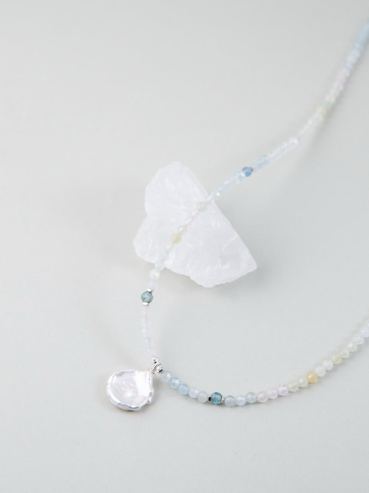 アクアマリン & 淡水パール ネックレス(仮)。透明感のあるブルーの天然石に、ひとひらの花びらのようなパールが揺れるSV925アクセサリー。