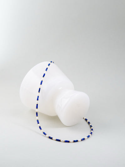 ラピスラズリと淡水パールのネックレス全体|白い器に掛けた状態