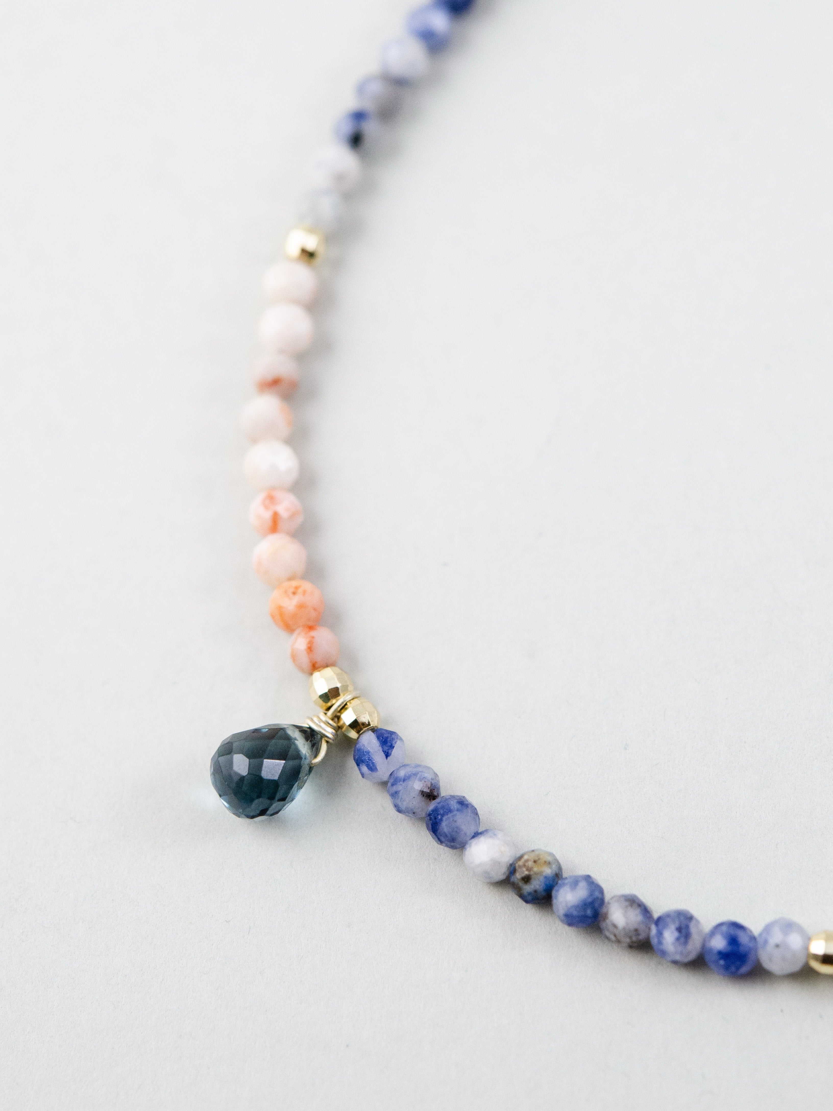 カイヤナイト & ロードナイト ネックレス - 【黄昏のハーモニー】。ロンドンブルートパーズの雫が揺れる、藍色と薔薇色の天然石ビーズのSV925(K14GP)製アクセサリー。