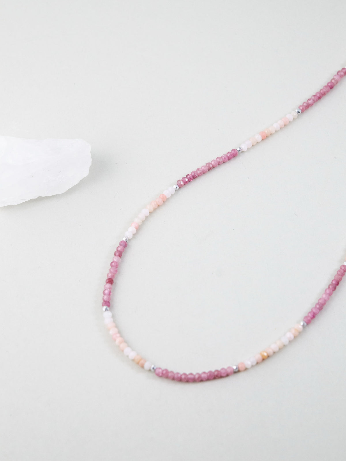 しなやかにカーブを描くネックレス。SV925(スターリングシルバー)の輝きと、天然石の優しい色合いが分かる画像。