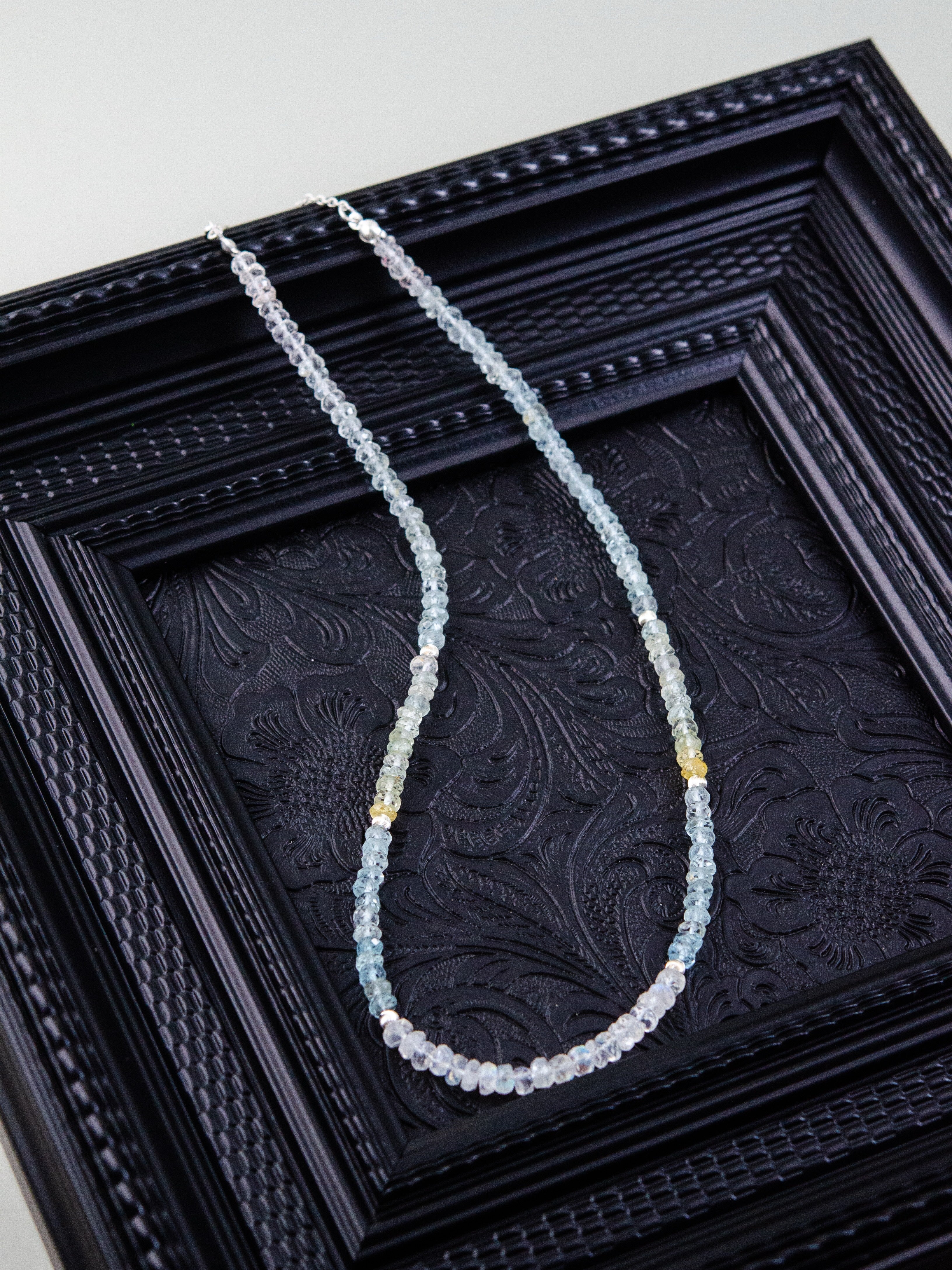 モルガナイト & ムーンストーン ネックレス - 【春のパステル】。黒いフレームに映える、淡い虹色のミックスベリルと月の光のようなムーンストーンのSV925アクセサリー。