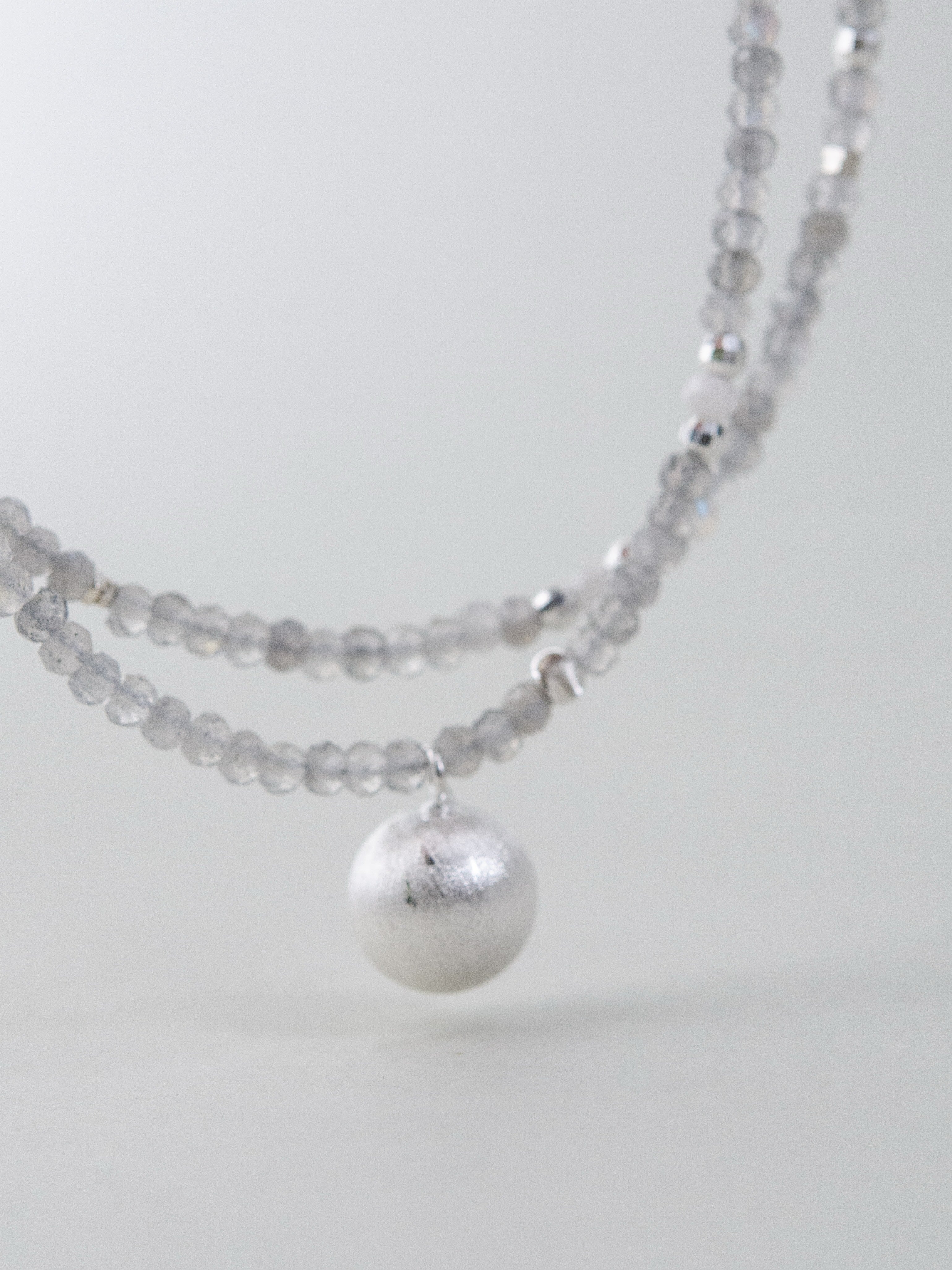 グレームーンストーン 2連 ネックレス 静寂の月夜 メイン画像 シックなグレーと満月のチャーム