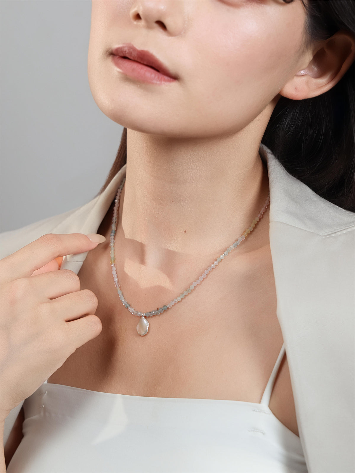 ミックスベリルと花びらパールのネックレスの着用イメージ|鎖骨のすこし上で止まる真珠