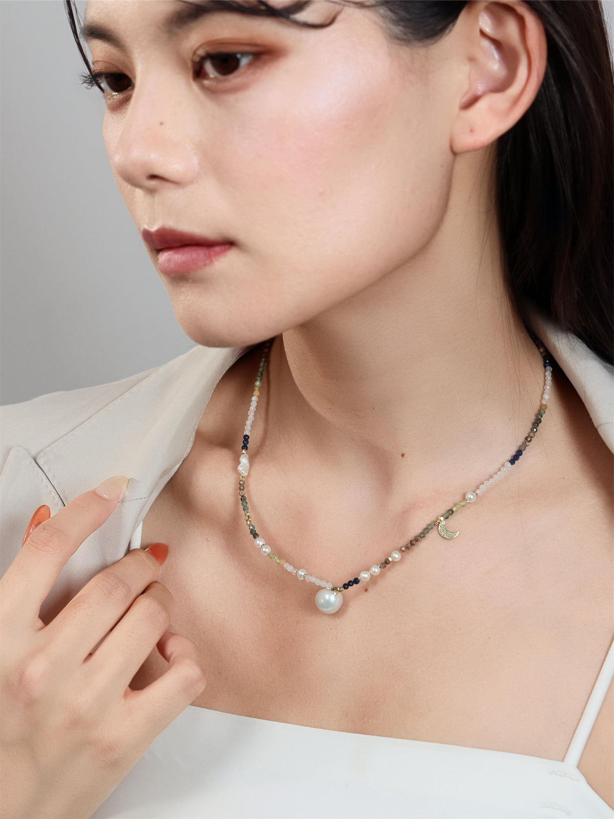 ラピスラズリ&ターコイズ ネックレス 着用イメージ 鎖骨の下に下がるバロックパール