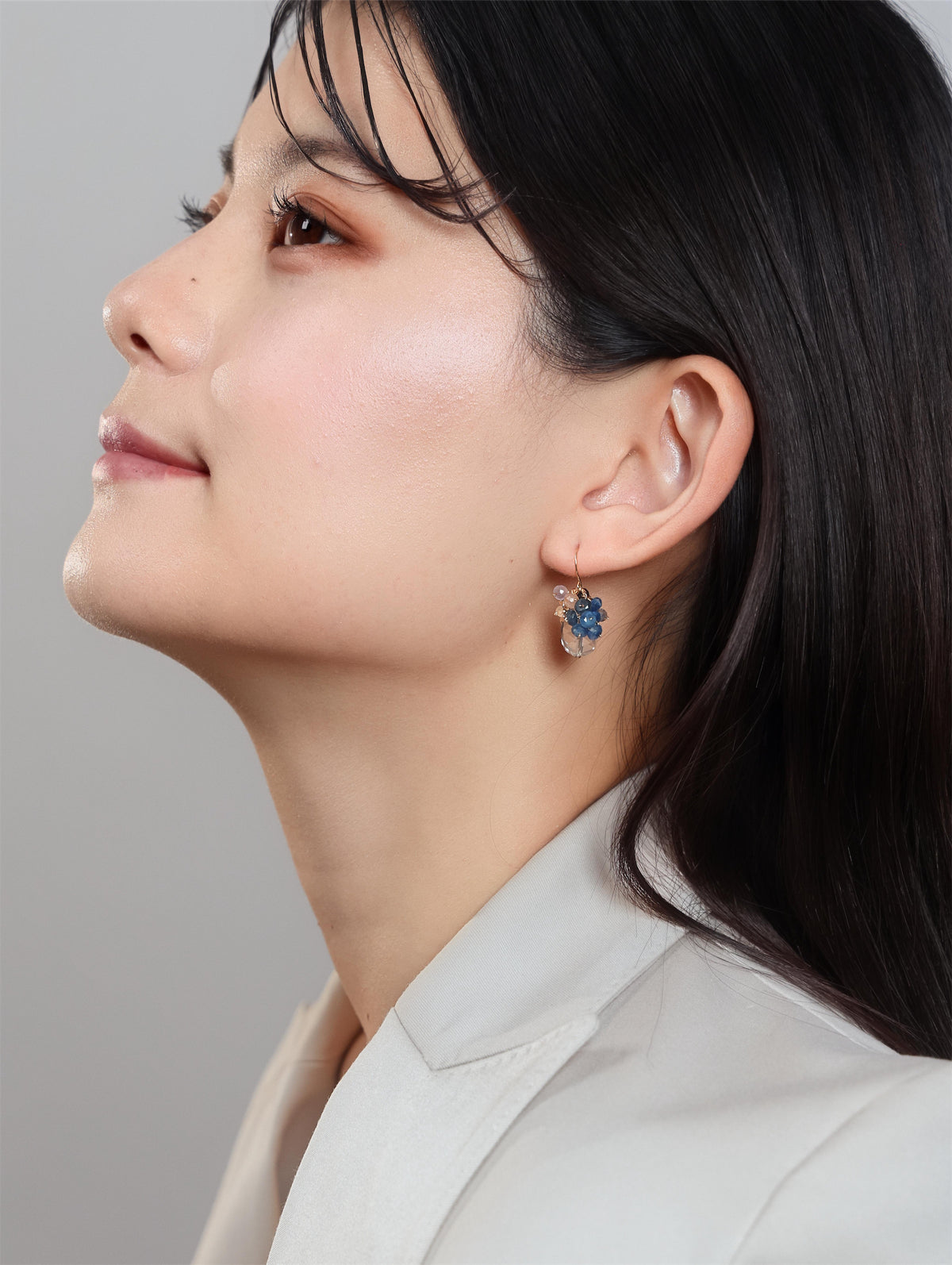 髪を耳にかけたときのピアスの見え方