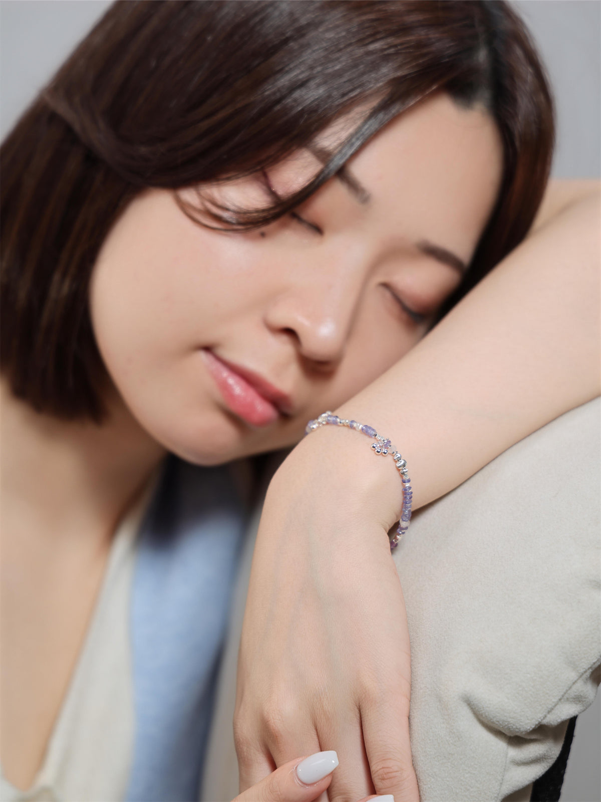 タンザナイト & ムーンストーン 華奢 ブレスレット〈揺れるチャームの光〉SV925 / 12月・6月誕生石|神戸アトリエ LUCINE