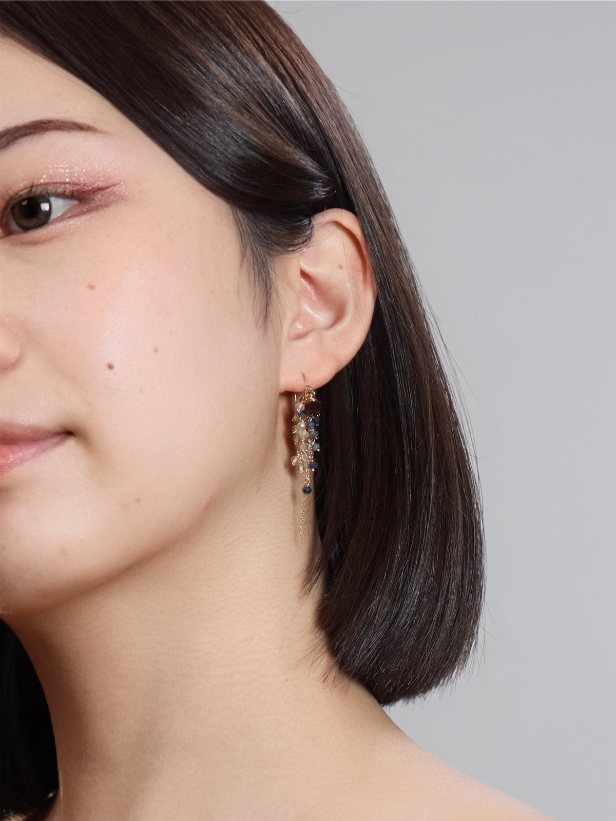 ピアスを着けた耳もとを斜めから見たところ
